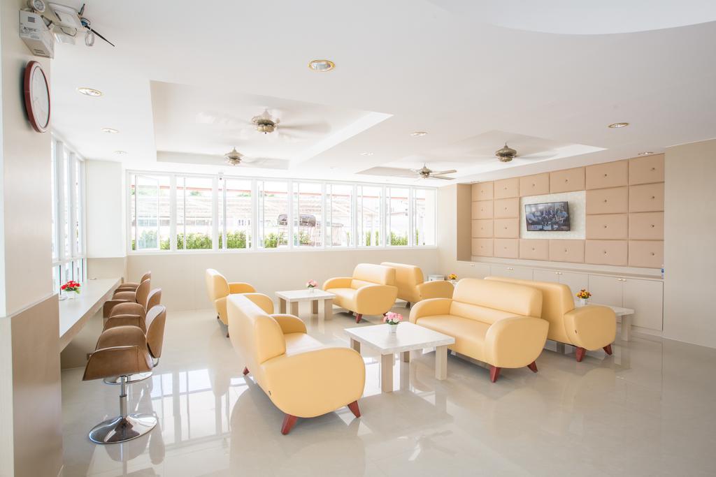 P.A. Thani Hotel Накхон Сауан Екстериор снимка