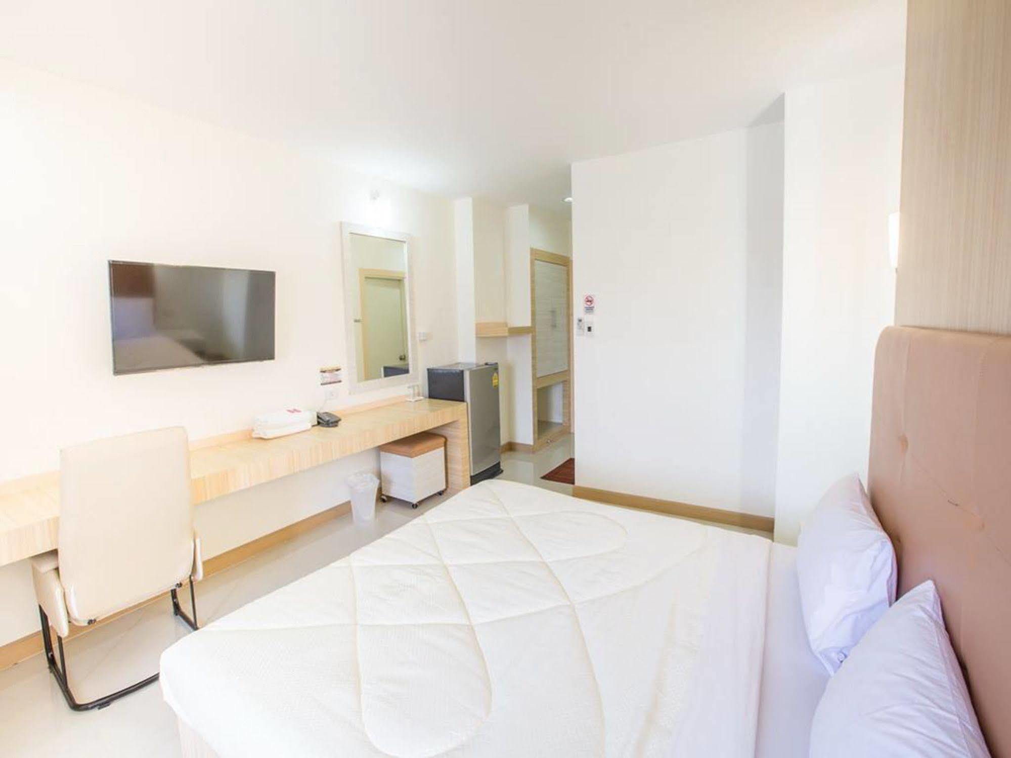 P.A. Thani Hotel Накхон Сауан Екстериор снимка