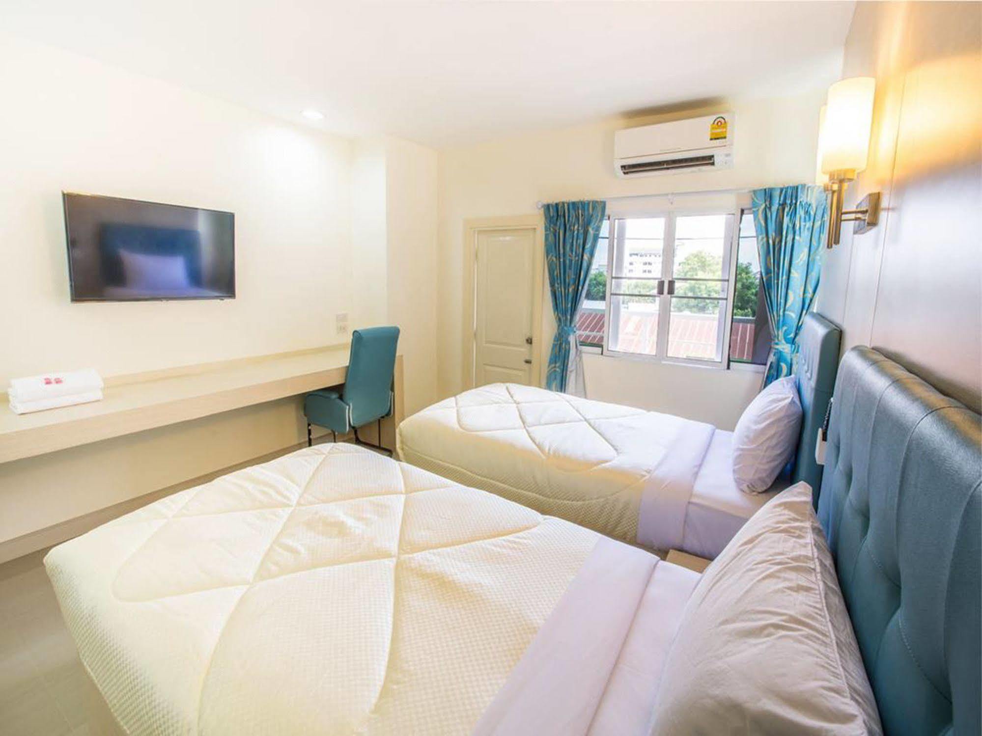P.A. Thani Hotel Накхон Сауан Екстериор снимка