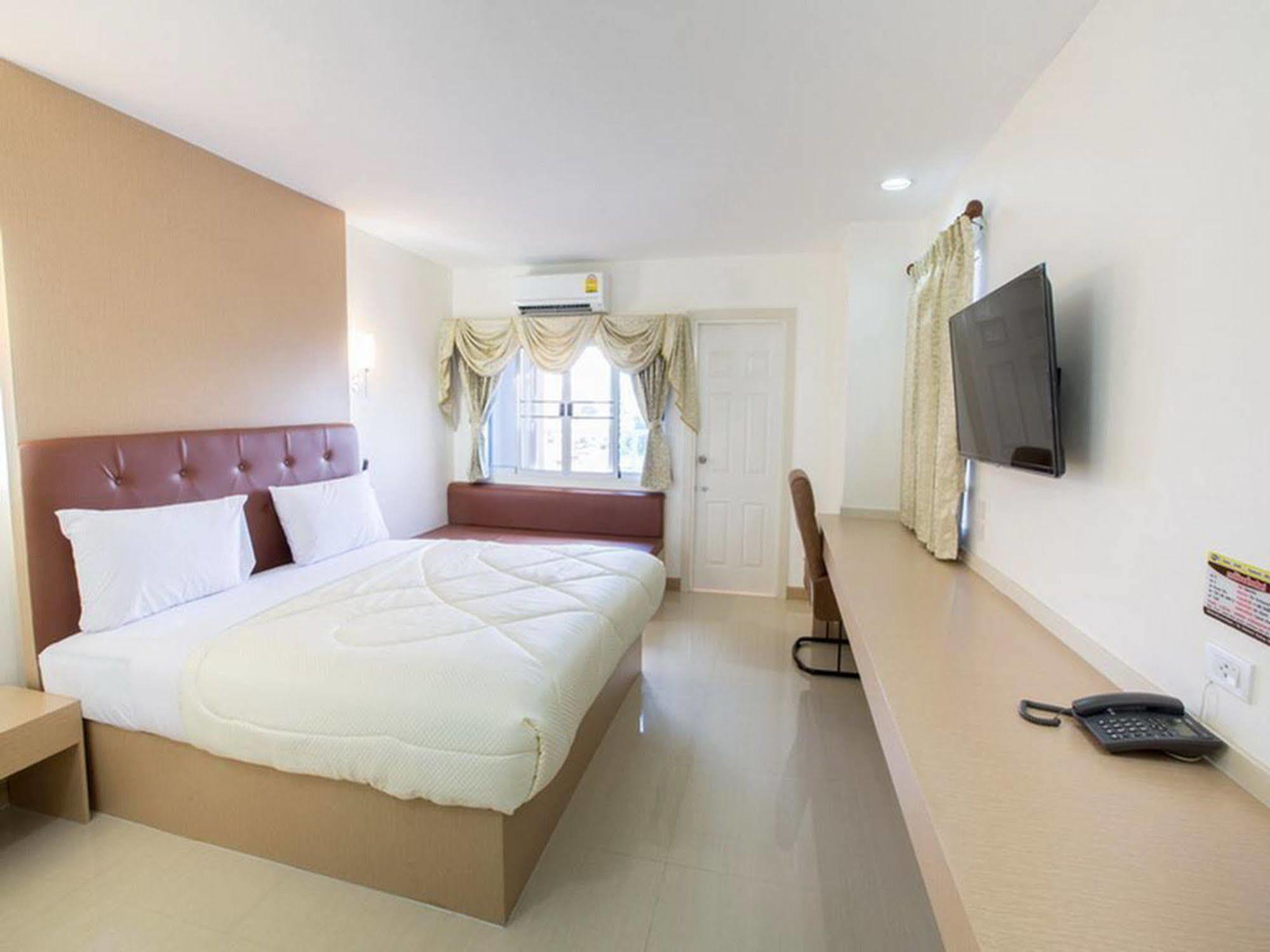 P.A. Thani Hotel Накхон Сауан Екстериор снимка